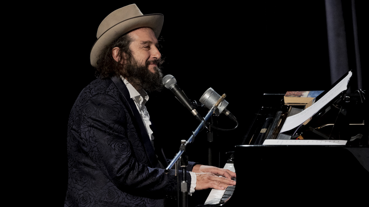 Vinicio Capossela in concerto al Blue Note di Milano