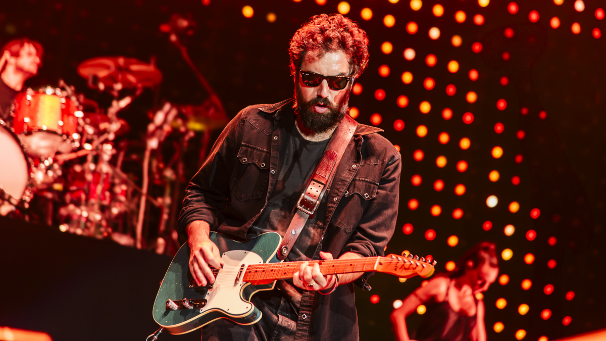 Tommaso Paradiso in concerto al Pala Alpitour di Torino foto di Luca Moschini per www.rockon.it