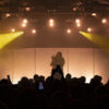 Shygirl sul palco con luci soffuse e il pubblico che la accerchia