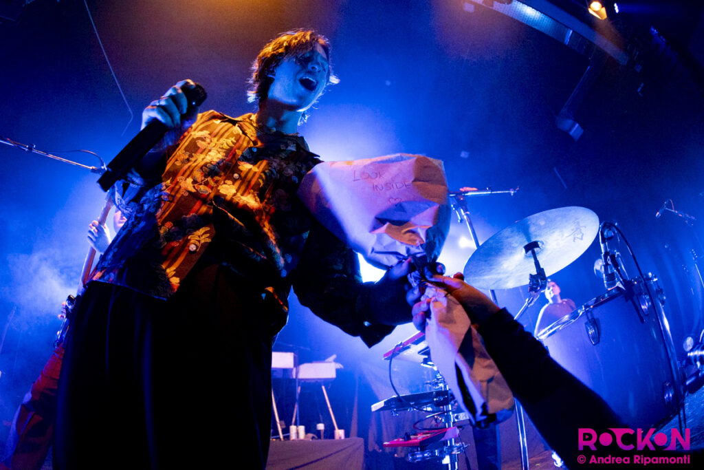 La consegna dei fiori a Frederik Rabe dei Giant Rooks.