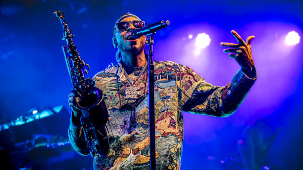 Masego con il sax tenore in mano