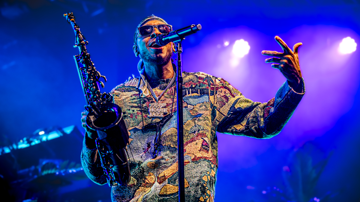Masego con il sax tenore in mano
