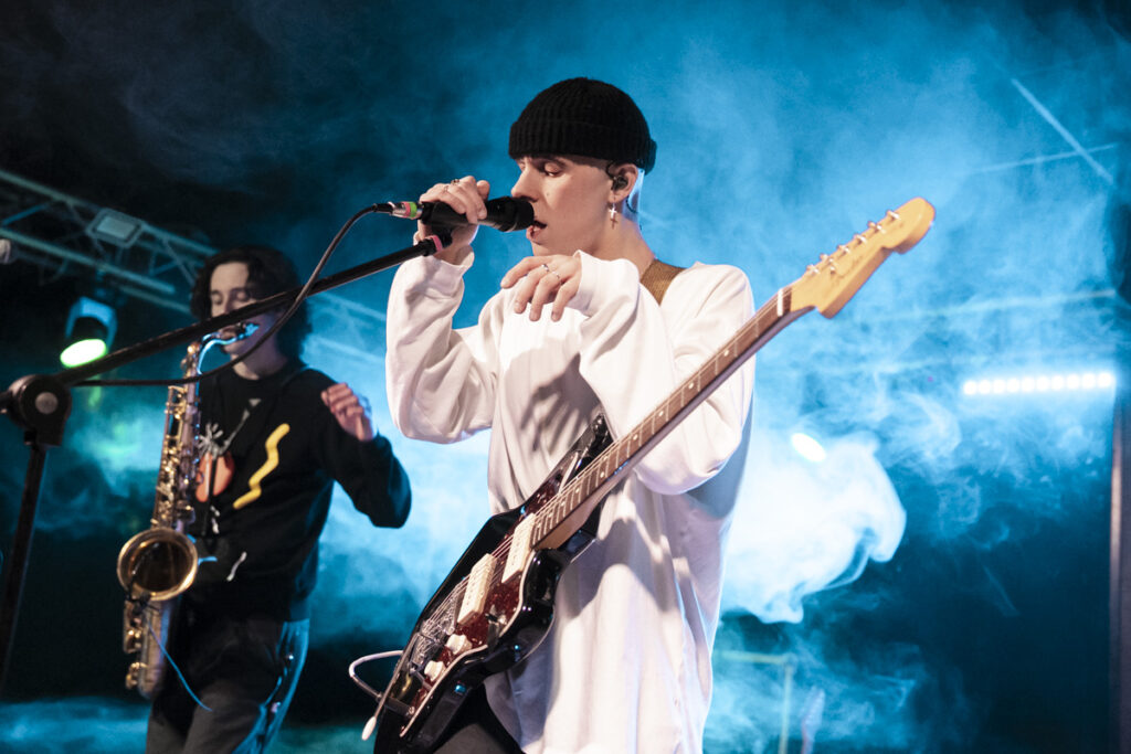 Il leader dei Black Foxxes, Mark Holley, in primo piano, con il sassofonista Sam Irvine
