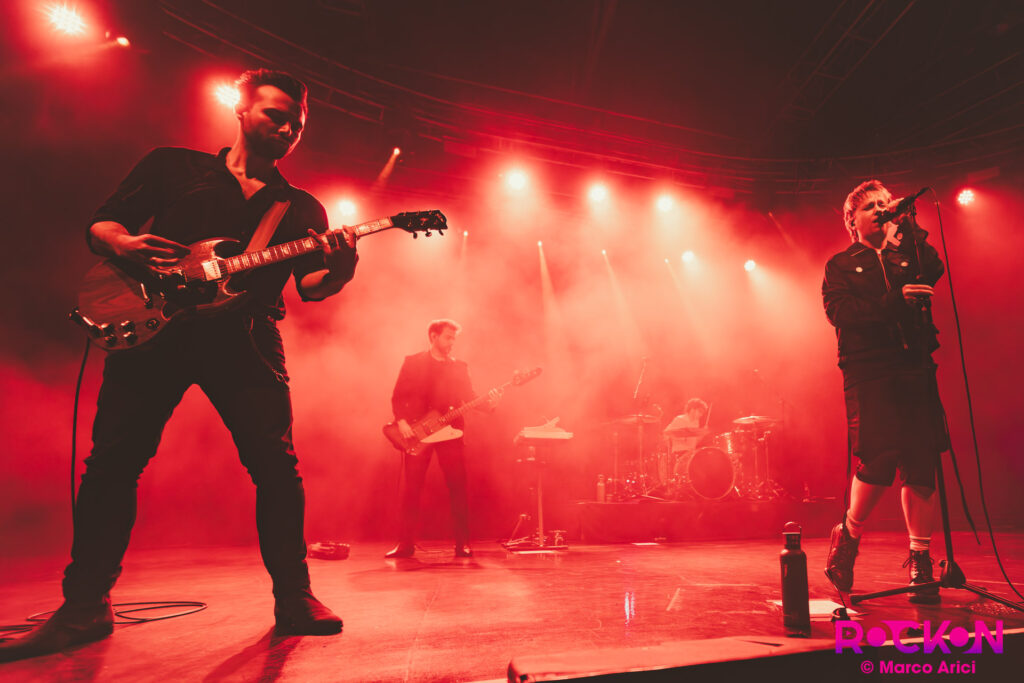 I membri dei Nothing But Thieves sul palco del Fabrique di Milano