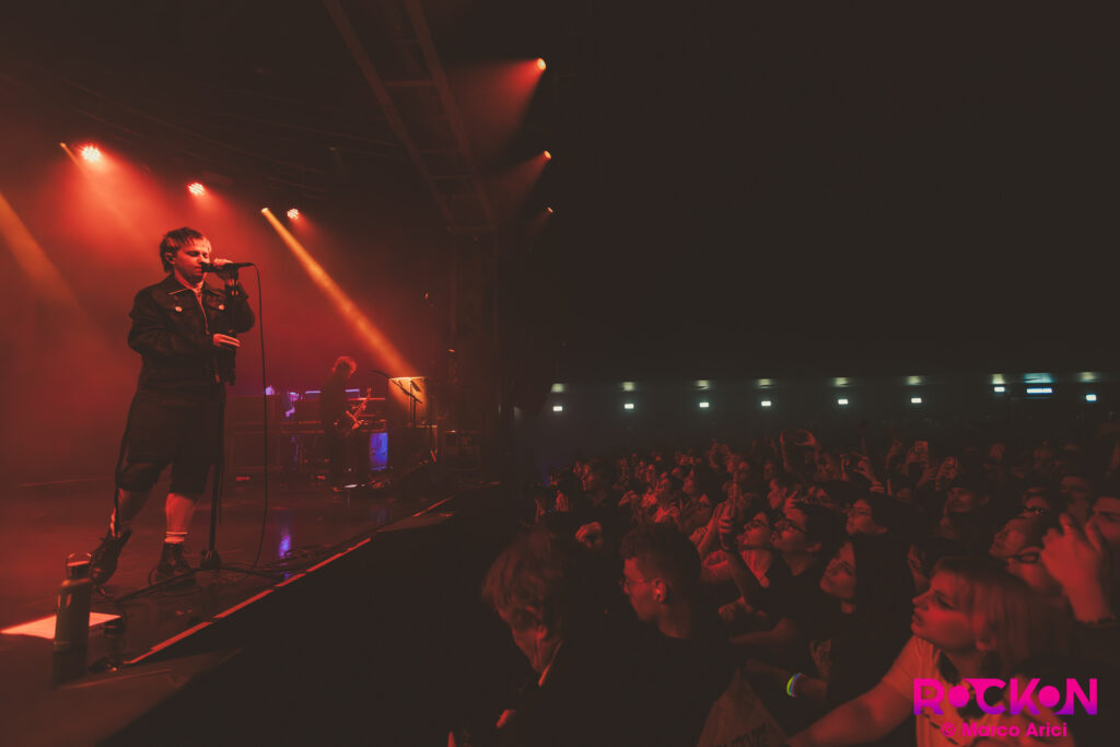 Conor Mason dei Nothing But Thieves di fronte al pubblico
