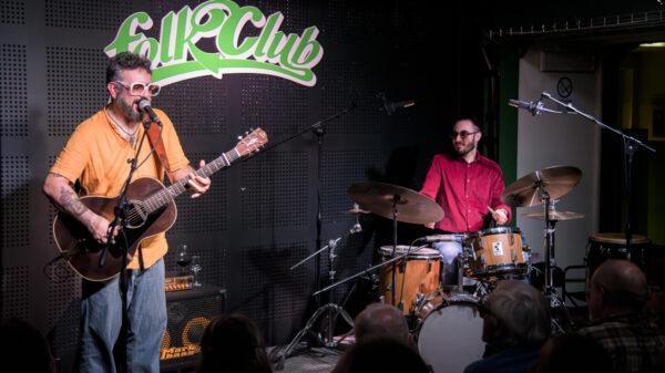 Francesco Piu in concerto al Folk Club di Torino foto di Luca Moschini per www.rockon.it