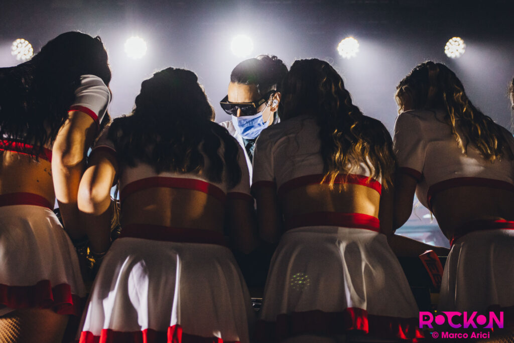 VillaBanks in tenuta chirurgica con le infermiere