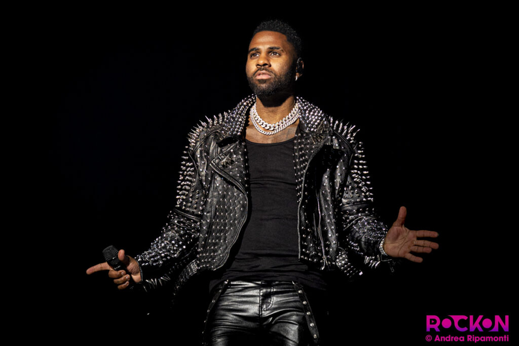 Jason Derulo con la giacca in pelle