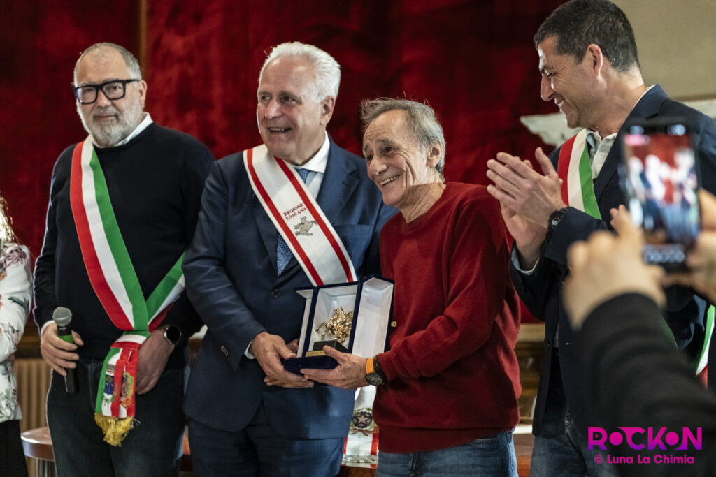 Eugenio Giani consegna il Pegaso d'Oro a Roberto Vecchioni nella Sala Rossa del Parco Mediceo di Pratolino, Firenze.