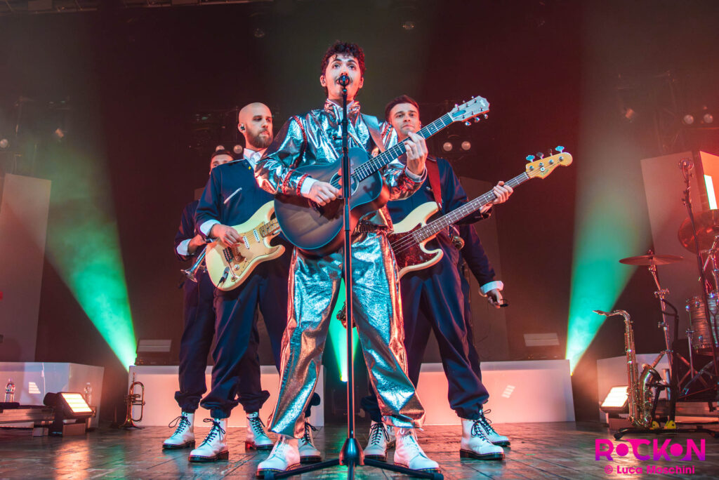 Fulminacci e la band a Venaria, allineati a V