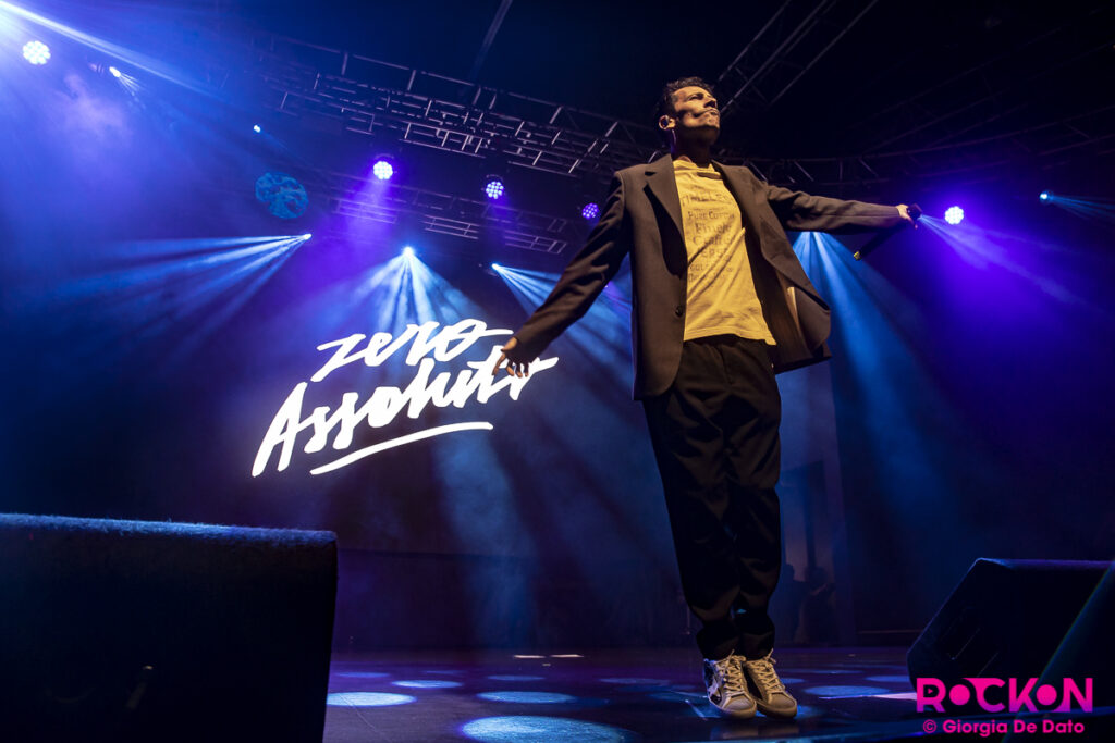 Matteo Maffucci degli Zero Assoluto sul palco del Fabrique