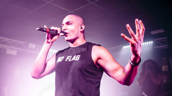 Cantante dei Bloodywood in concerto a milano 2025