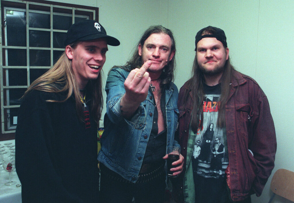 Hjalle e Heavy posano nel backstage con Lemmy Kilmister dei Motörhead, che mostra il dito medio alla telecamera con un sorriso. Uno scatto dal Sweden Rock Festival.
